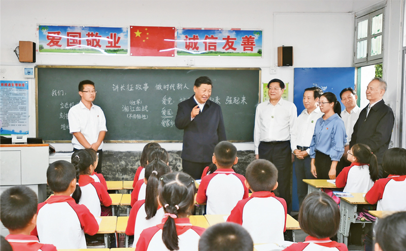 2020年9月16日至18日，中共中央總書(shū)記、國(guó)家主席、中央軍委主席習(xí)近平在湖南考察。這是16日下午，習(xí)近平在郴州市汝城縣文明瑤族鄉(xiāng)第一片小學(xué)，同正在上思政課的同學(xué)們親切交流。 新華社記者 謝環(huán)馳/攝