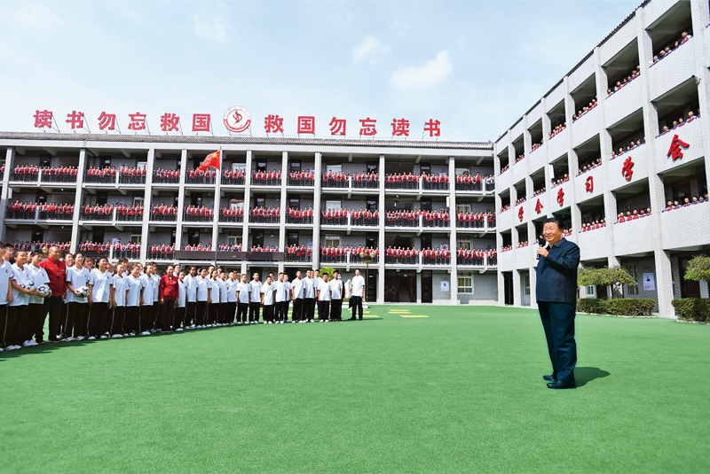 2021年9月13日至14日，中共中央總書(shū)記、國(guó)家主席、中央軍委主席習(xí)近平在陜西省榆林市考察。這是14日上午，習(xí)近平在綏德實(shí)驗(yàn)中學(xué)考察時(shí)，同師生親切交流。 新華社記者 謝環(huán)馳/攝